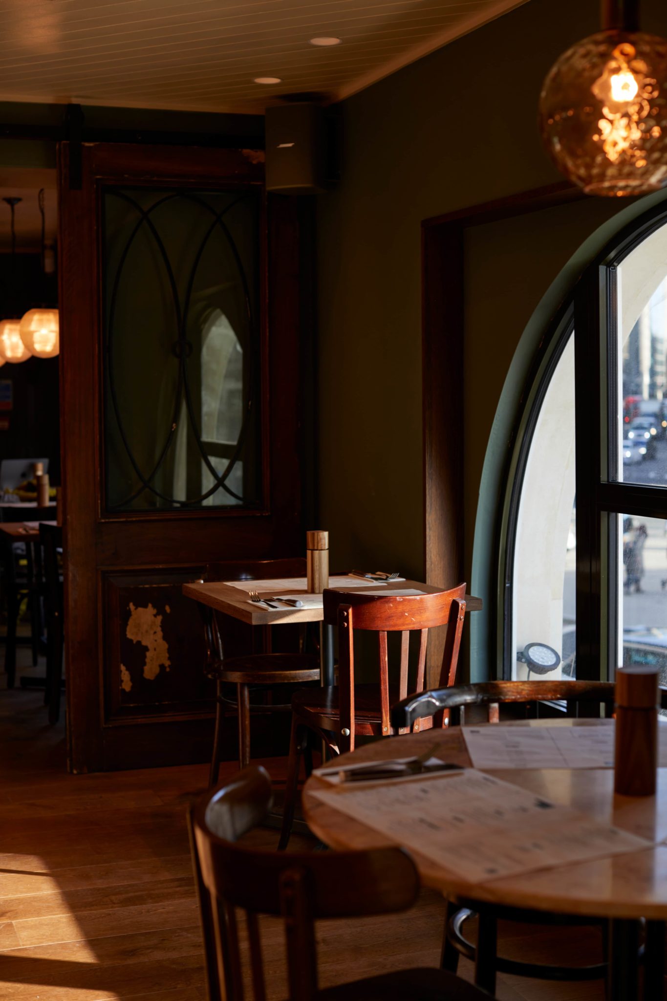 flat-iron-victoria-steak-restaurant-across-victoria-train-station