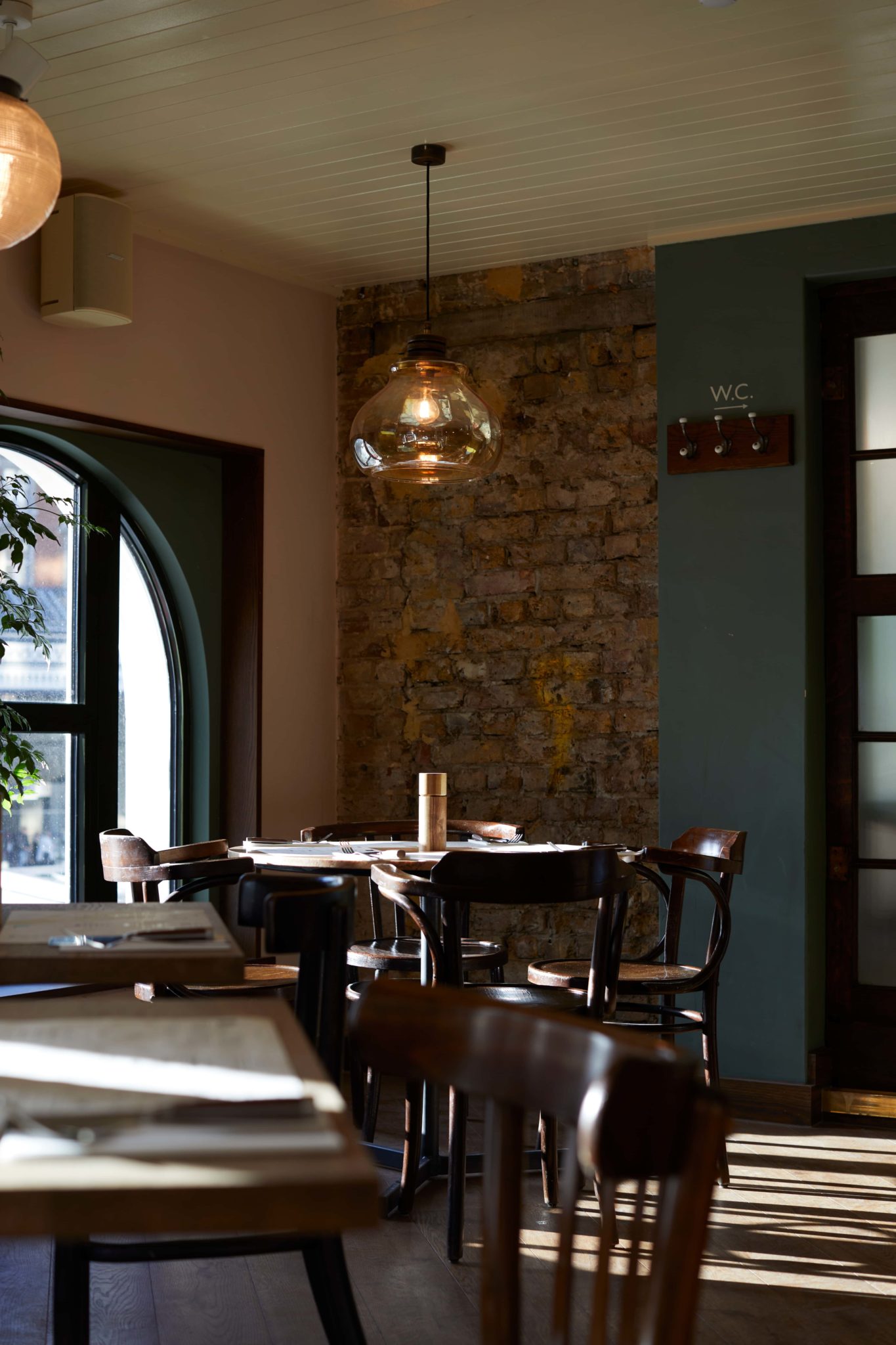 flat-iron-victoria-steak-restaurant-across-victoria-train-station