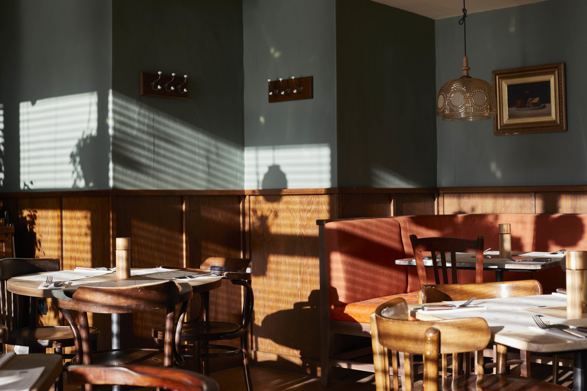 flat-iron-victoria-steak-restaurant-across-victoria-train-station